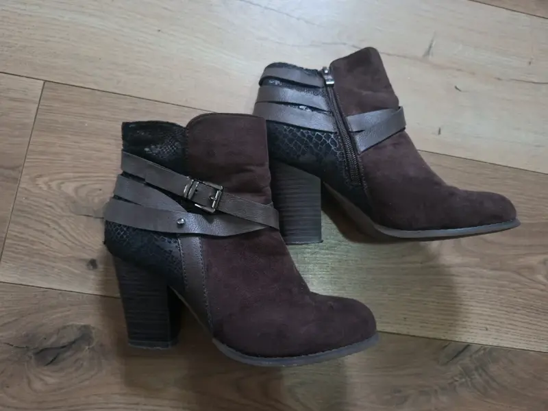 Botines de tacón alto marrones con hebillas