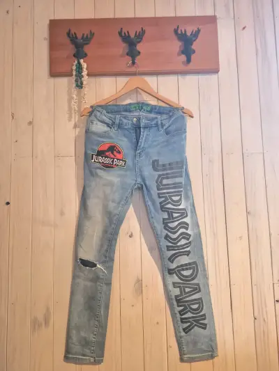 Jeans de mezclilla con diseño de Jurassic Park - miniatura 1