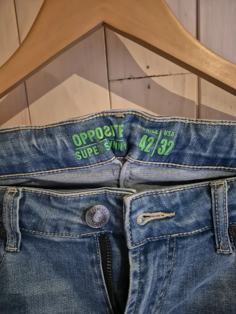 Jeans de mezclilla con diseño de Jurassic Park - 2