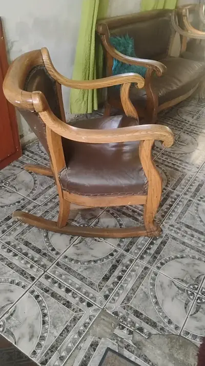 Silla mecedora de madera y cuero vintage - miniatura 1
