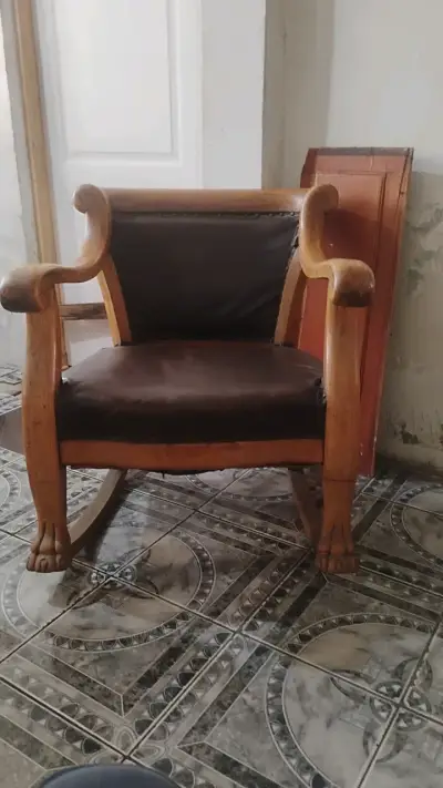 Silla mecedora de madera y cuero vintage - miniatura 2