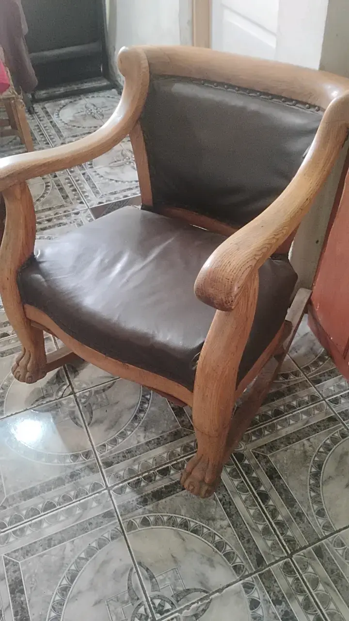 Silla mecedora de madera y cuero vintage - 3