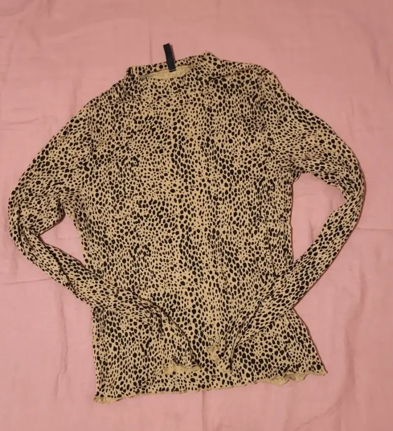 Polera de manga larga con estampado animal print
