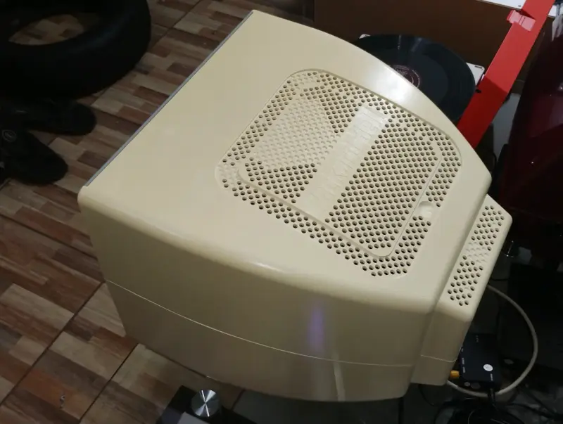Monitor CRT antiguo - 2