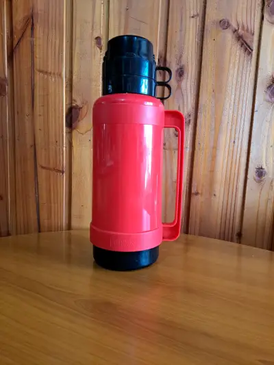 Termo rojo con tapa negra Thermos - miniatura 1