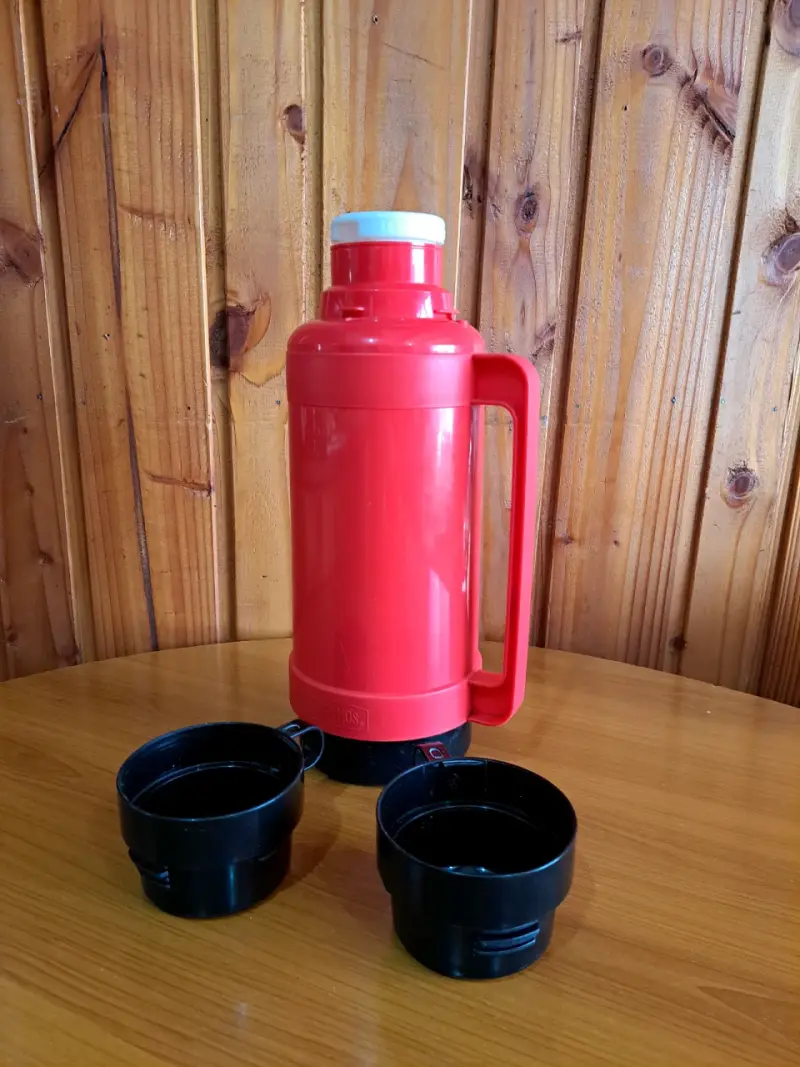 Termo rojo con tapa negra Thermos - 2