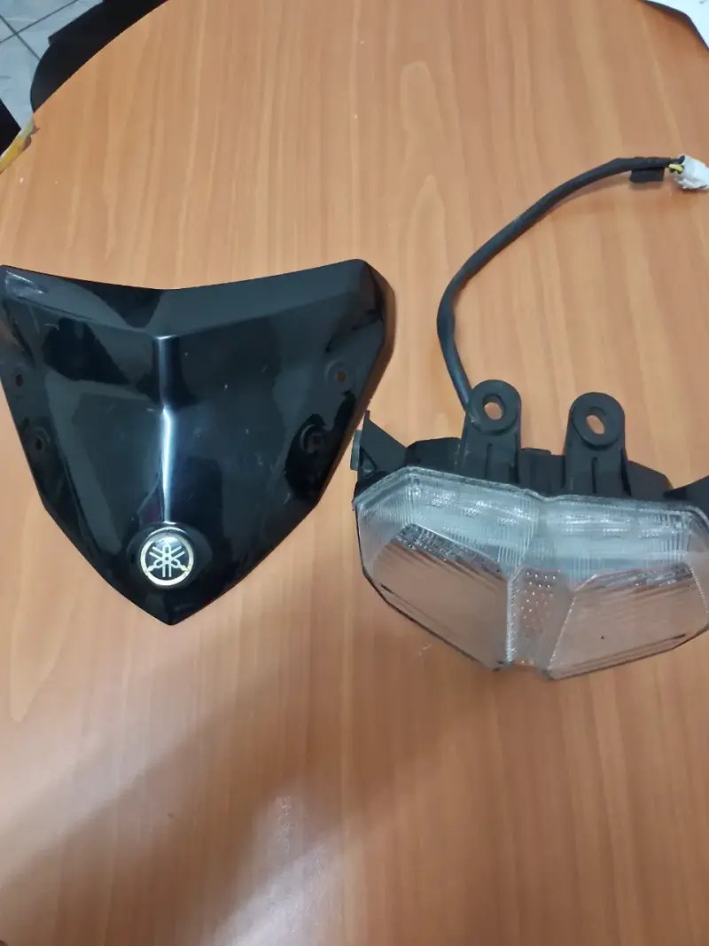 Cubierta superior de motocicleta Yamaha con luz trasera - 4