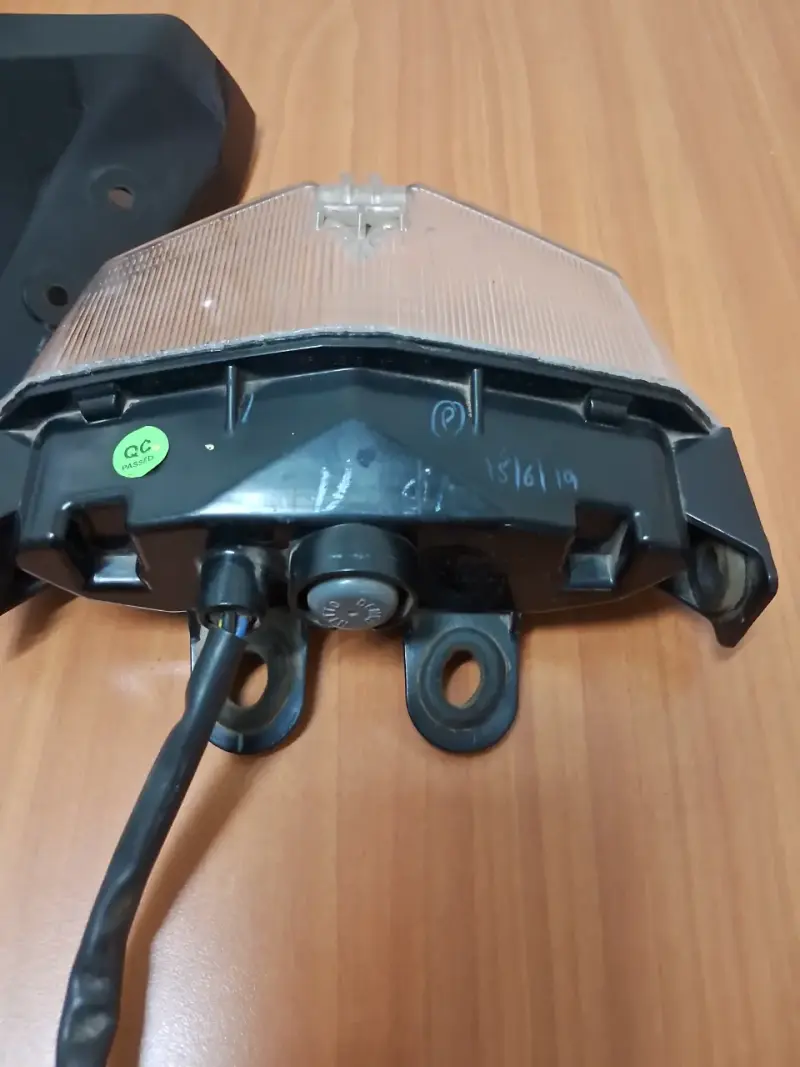 Cubierta superior de motocicleta Yamaha con luz trasera - 5