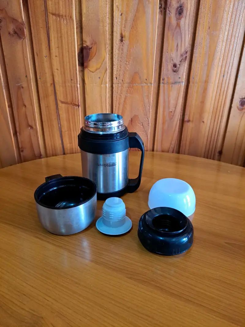 Termo de acero inoxidable con tapa y accesorios