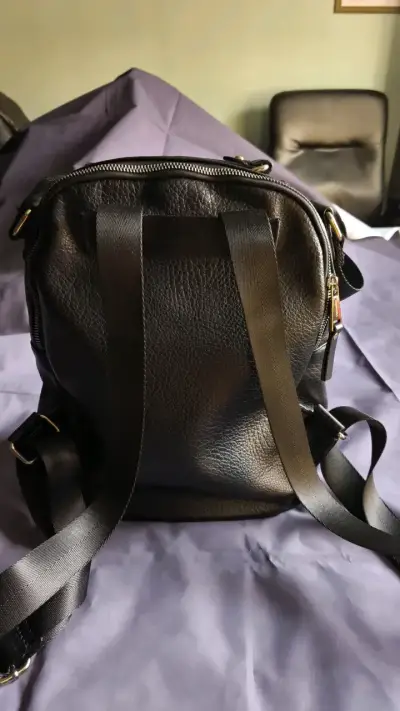 Mochila negra de cuero Amphora con múltiples bolsillos - miniatura 3
