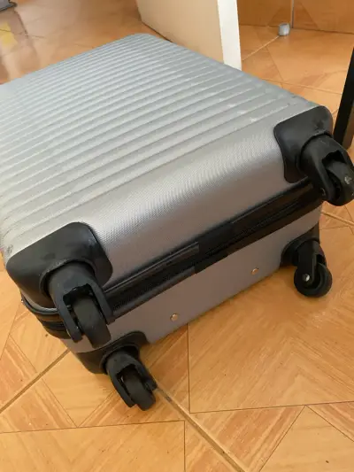 Maleta de cabina rígida con ruedas giratorias - miniatura 3