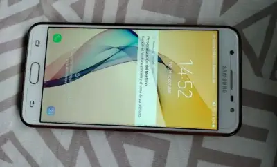 Smartphone Samsung Galaxy J7 en buen estado - miniatura 2
