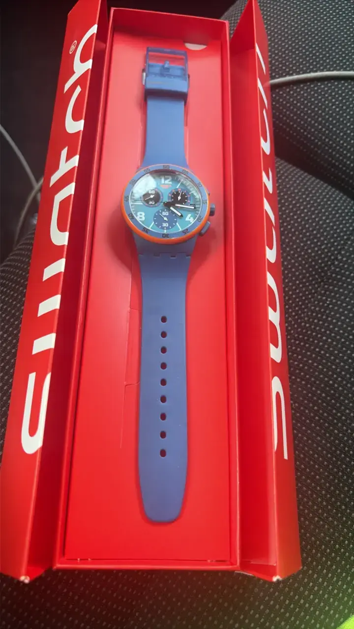 Reloj Swatch azul con cronógrafo