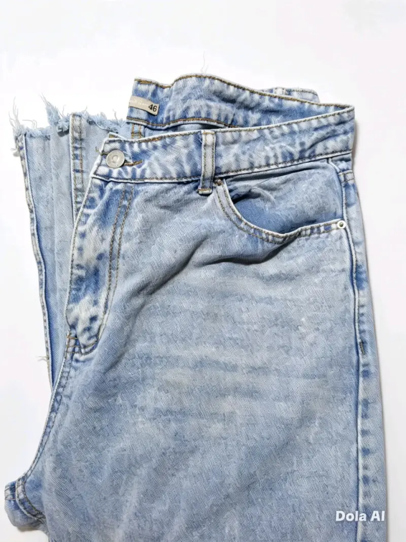 Jeans de mezclilla azul claro con estilo desgastado - 1