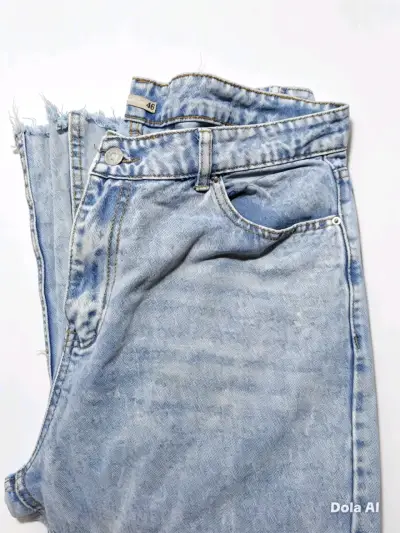 Jeans de mezclilla azul claro con estilo desgastado - miniatura 1
