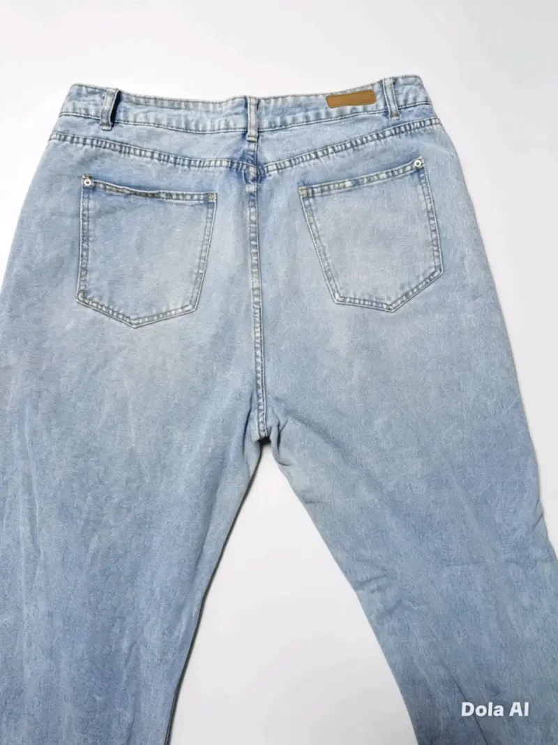 Jeans de mezclilla azul claro con estilo desgastado - 2