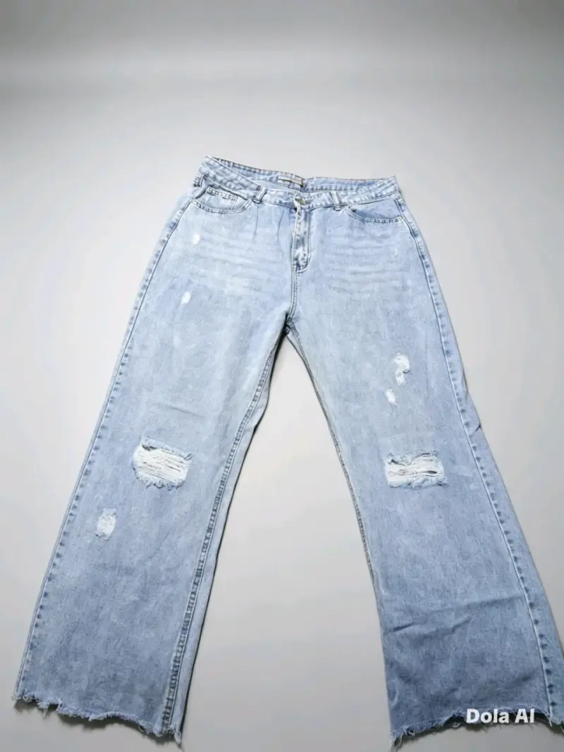 Jeans de mezclilla azul claro con estilo desgastado - 3