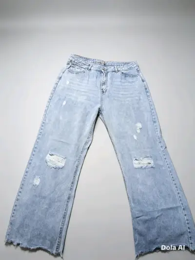 Jeans de mezclilla azul claro con estilo desgastado - miniatura 3