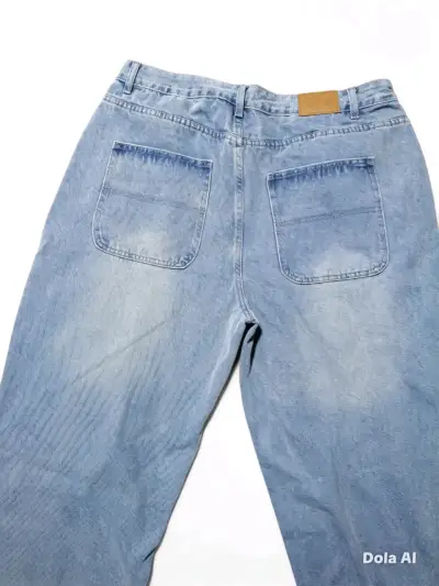 Jeans de mezclilla azul claro con estilo desgastado - miniatura 4