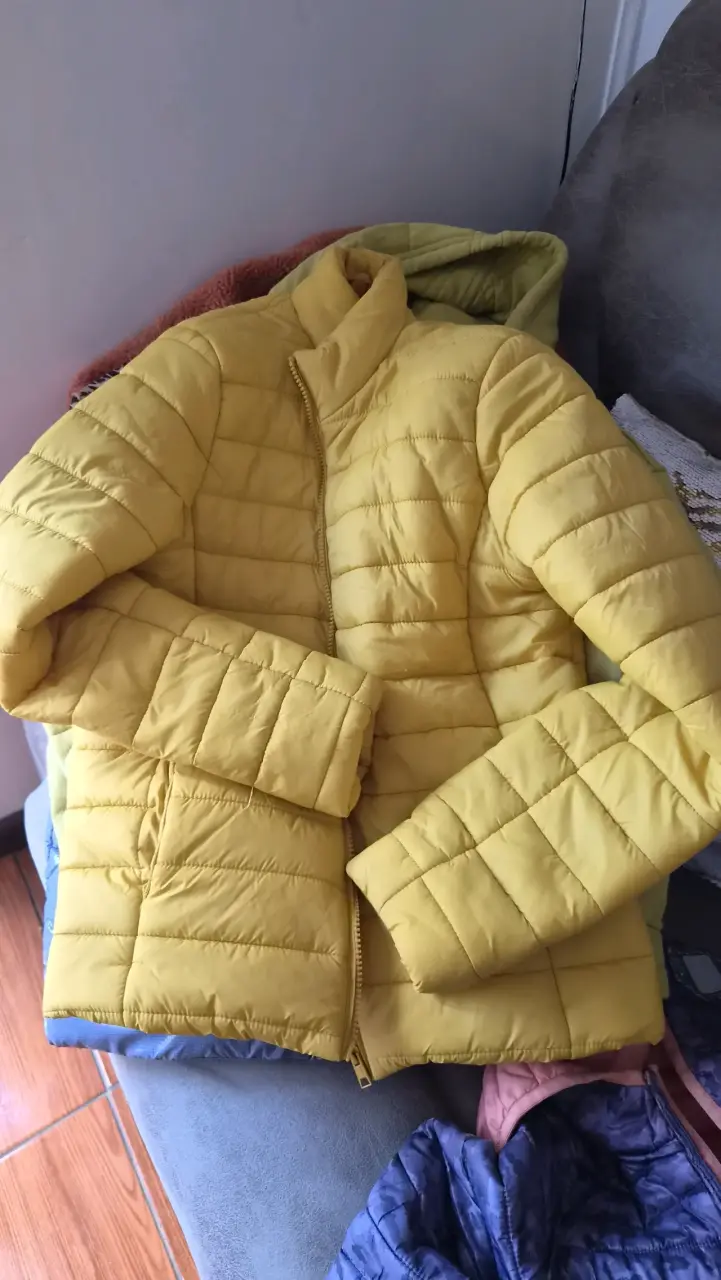 Chaqueta acolchada amarilla para mujer