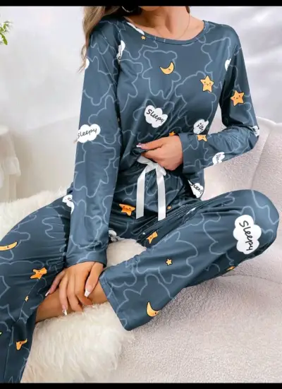 Pijama de mujer con estampado de estrellas y luna - miniatura 4
