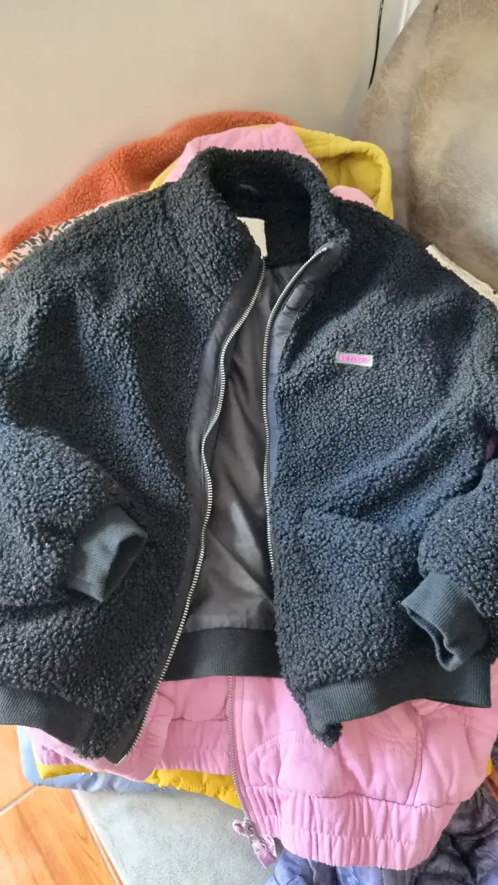 Chaqueta de lana negra con cierre