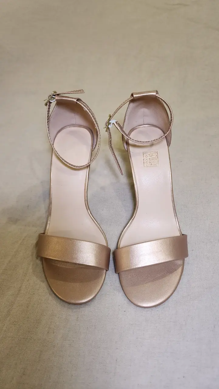 Sandalias de Tacón Doradas Elegantes - 1