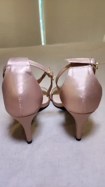 Sandalias de Tacón Doradas Elegantes - miniatura 2