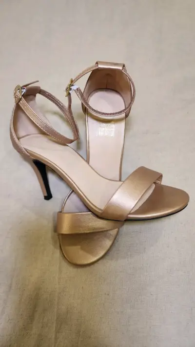 Sandalias de Tacón Doradas Elegantes - miniatura 3