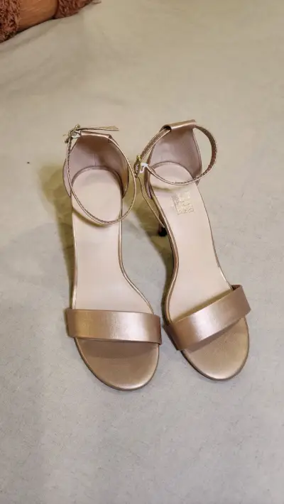 Sandalias de Tacón Doradas Elegantes - miniatura 6