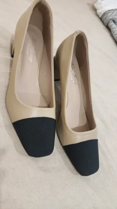 Zapatos de tacón beige y negro elegantes - miniatura 1