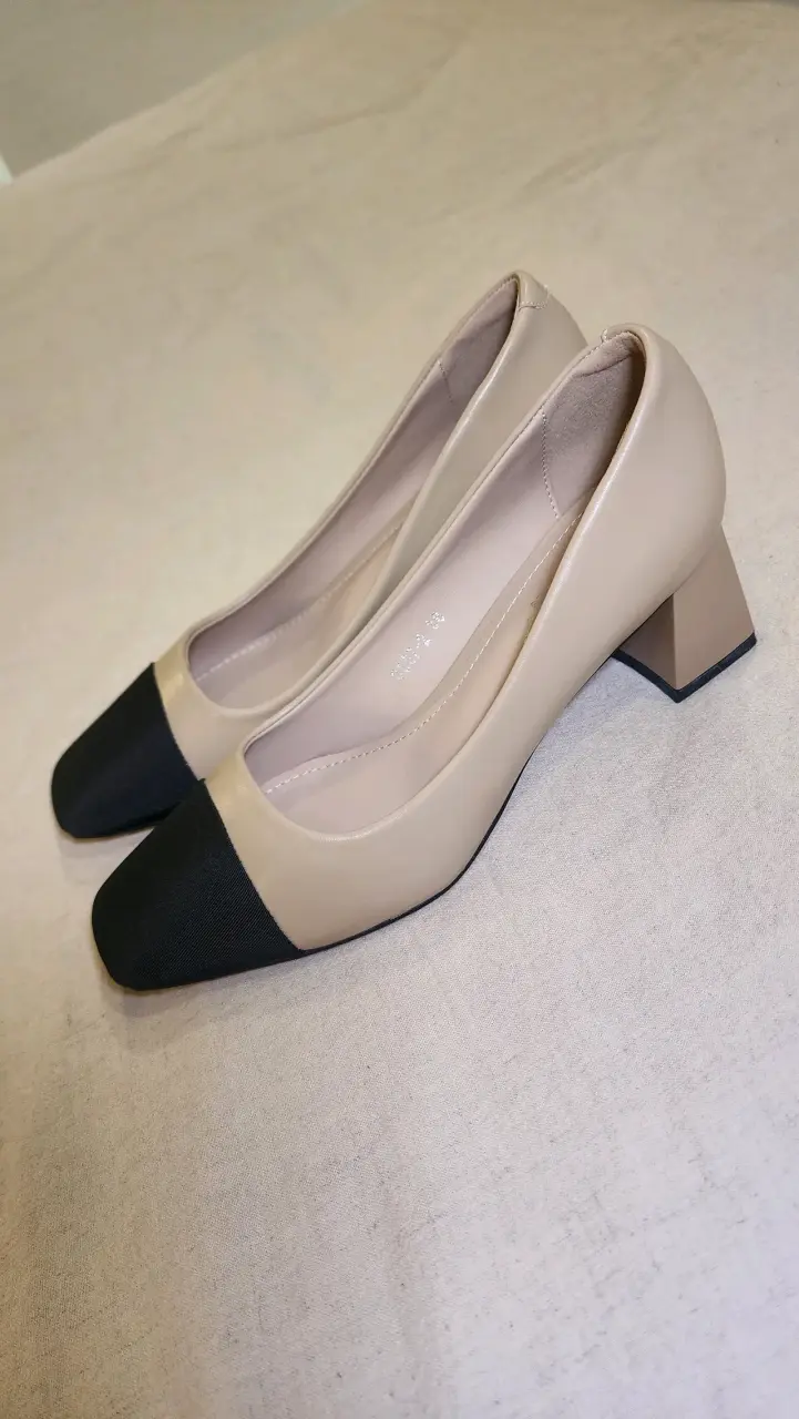 Zapatos de tacón beige y negro elegantes - 2