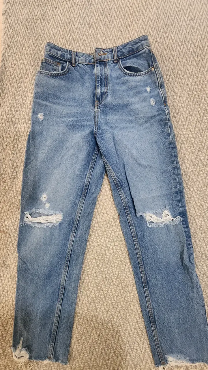 Jeans de mezclilla azul desgastados para mujer - 1