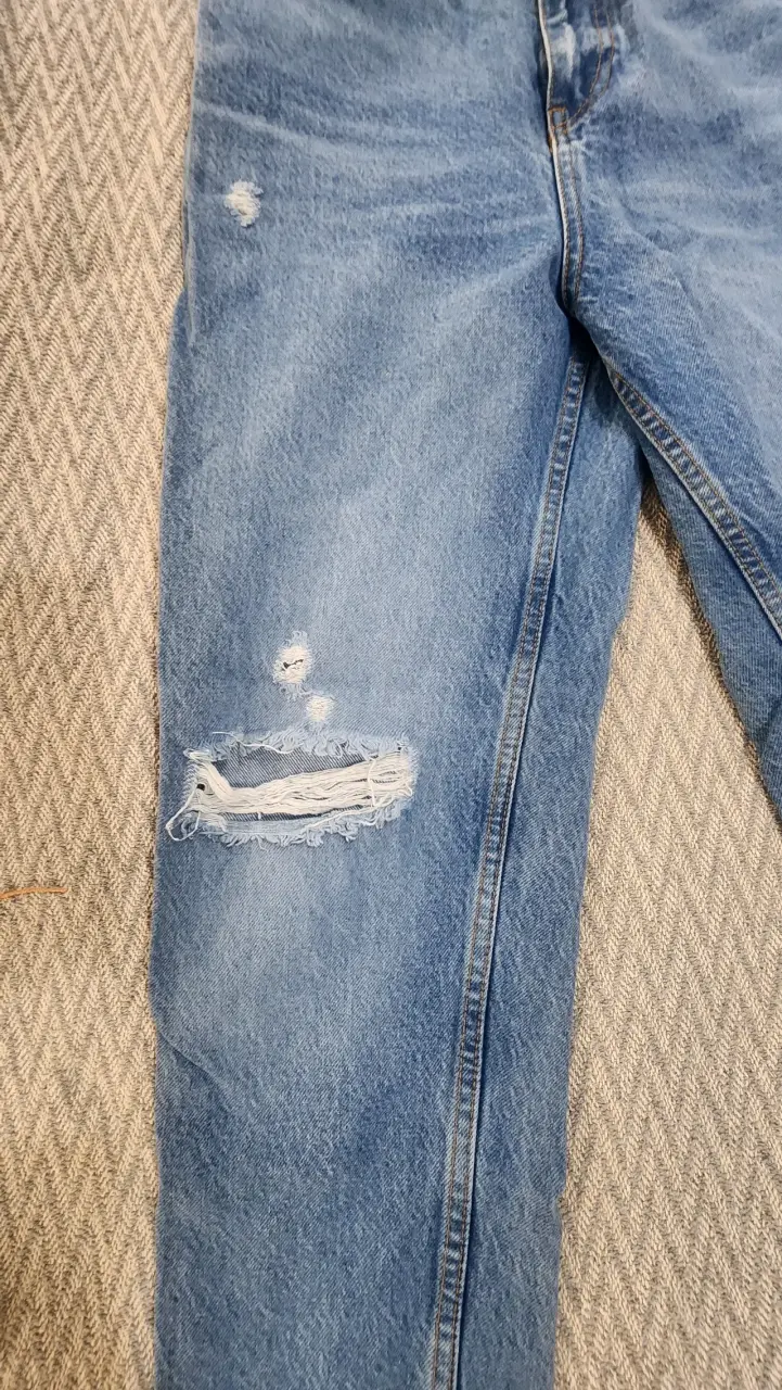Jeans de mezclilla azul desgastados para mujer - 2