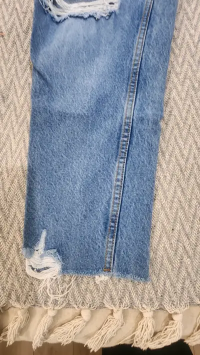 Jeans de mezclilla azul desgastados para mujer - miniatura 3