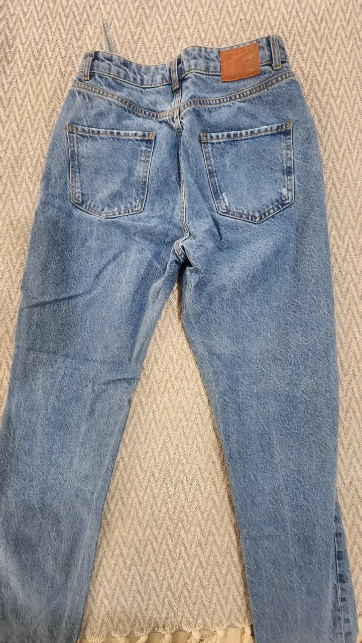 Jeans de mezclilla azul desgastados para mujer - 4