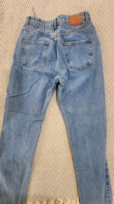 Jeans de mezclilla azul desgastados para mujer - miniatura 4