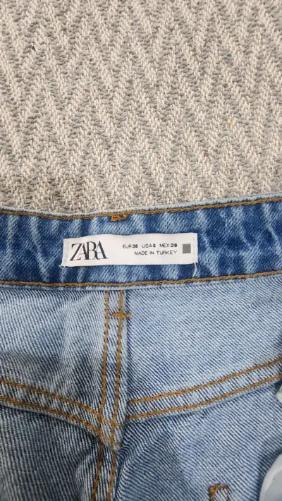 Jeans de mezclilla azul desgastados para mujer - miniatura 5