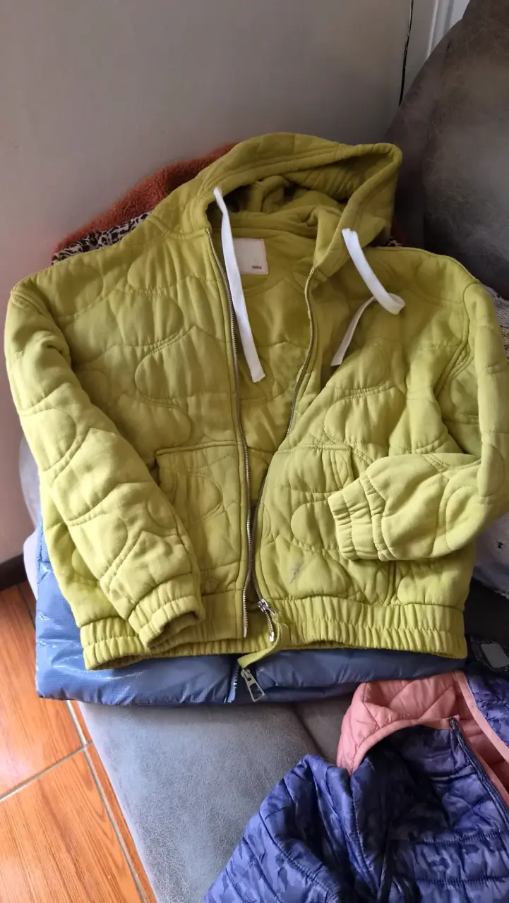 Chaqueta acolchada verde con capucha