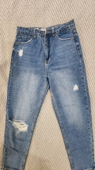 Jeans de mezclilla azul desgastados para mujer - miniatura 1