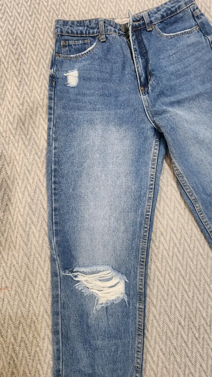 Jeans de mezclilla azul desgastados para mujer - 2