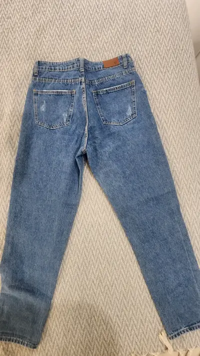 Jeans de mezclilla azul desgastados para mujer - miniatura 3