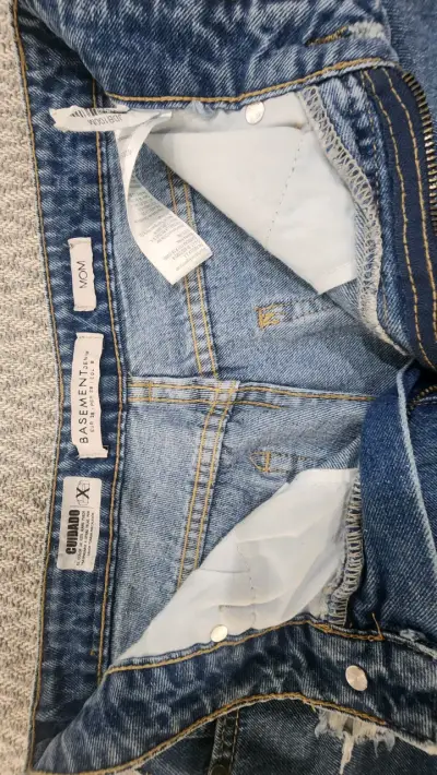 Jeans de mezclilla azul desgastados para mujer - miniatura 5