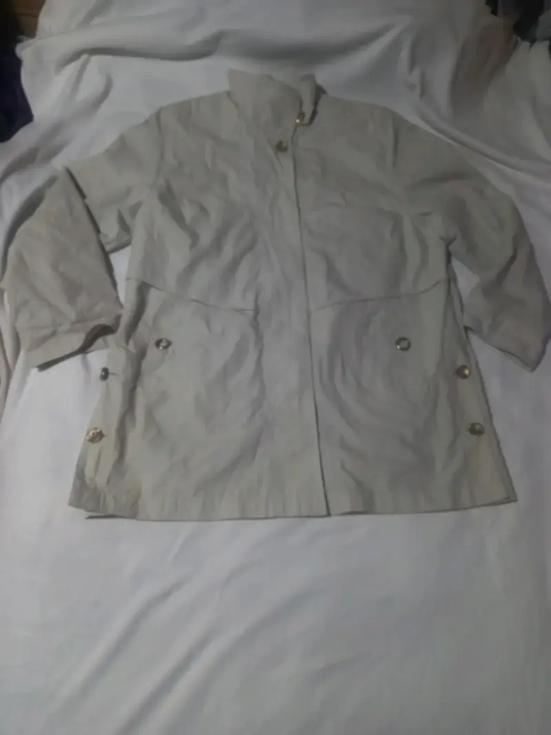 Abrigo beige para mujer con botones decorativos - 3