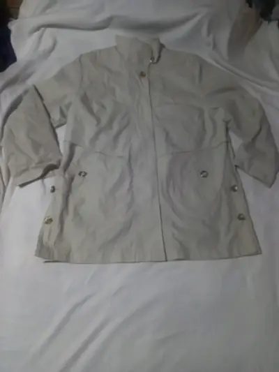 Abrigo beige para mujer con botones decorativos - miniatura 3