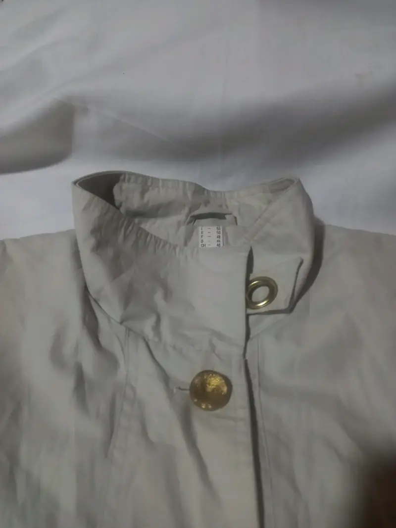 Abrigo beige para mujer con botones decorativos - 5