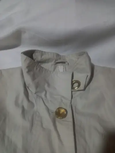 Abrigo beige para mujer con botones decorativos - miniatura 5