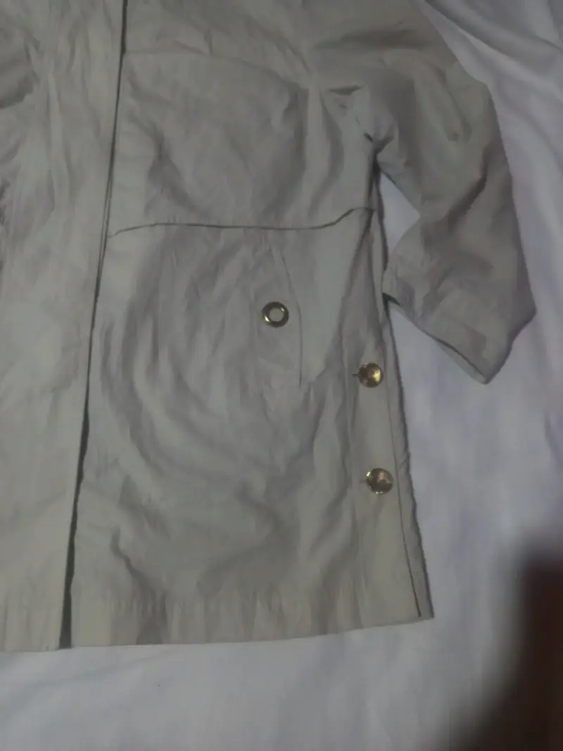 Abrigo beige para mujer con botones decorativos - 6