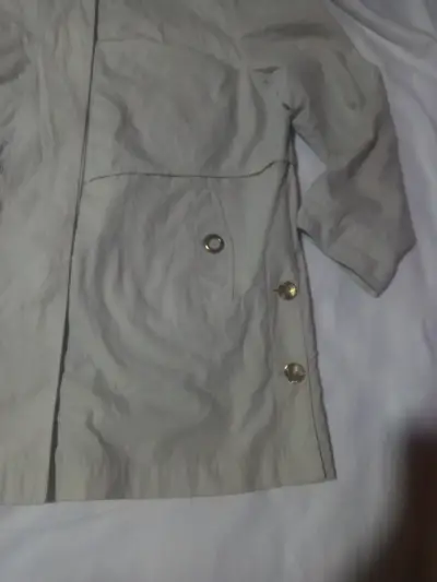 Abrigo beige para mujer con botones decorativos - miniatura 6