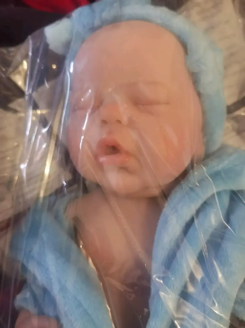Muñeco reborn bebé con bata azul - 1